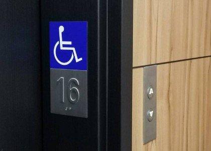 Oznakowanie windy dla niepełnosprawnych
