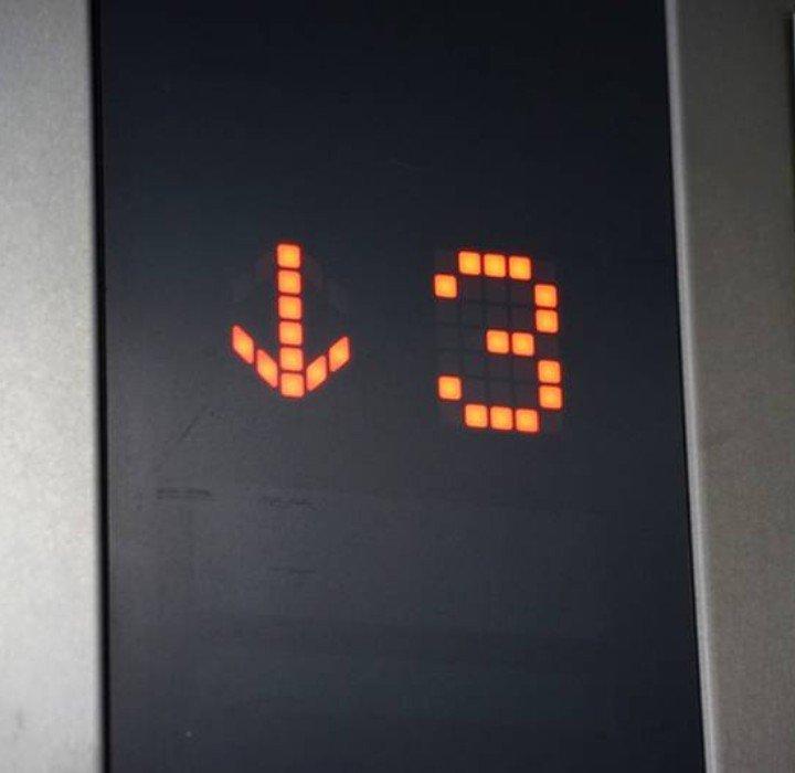 Zegar cyfrowy w windzie
