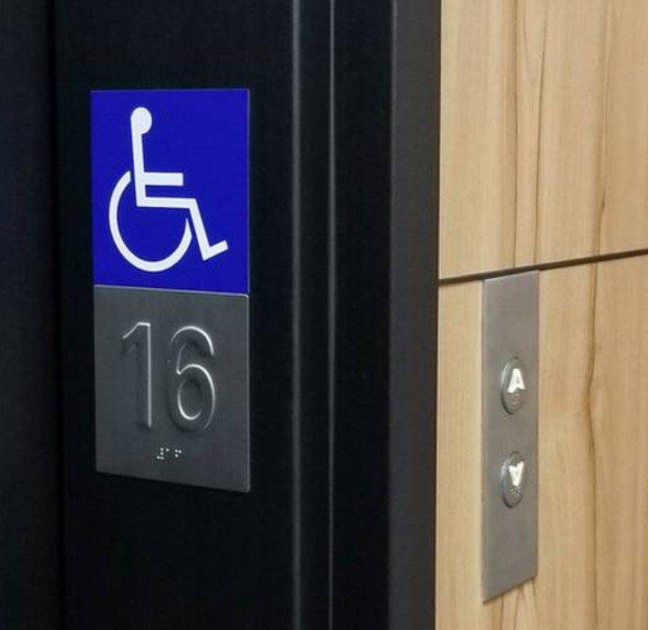 Oznaczenie windy dla osób niepełnosprawnych